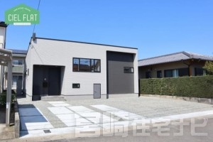 <p>駐車スペースは南側にゆったりとあります。お庭スペースとしてBBQやプール遊びも楽しめそうです。</p>

<p>アンダーロフトに繋がる扉は駐車場から荷物を出し入れ可能。趣味の道具や備蓄を収納・取り出す際に便利です。</p>
