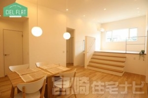 <p>ご家族で食事をしながら団欒することが多いダイニングは日々の会話が生まれる場所。アクセントのペンダントライトも目線の高さにすることで均一な光で料理を彩り食事の場をリラックスさせます。</p>
