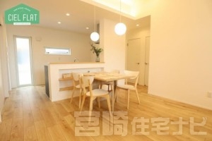 <p>対面キッチンで食事の配膳も楽々です！家族とコミュニケーションをとりながら家事ができます。</p>
