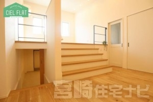 <p>【スキップリビング】外の田園風景に視線を向けるため、また、車や人通りが気にならない視線の高さで生活できるようにリビングをスキップフロアにしています。</p>
