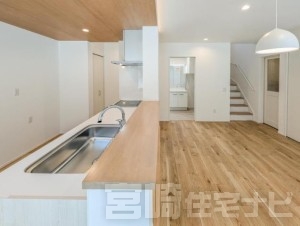 <p>【キッチン（人造大理石の天板）】キッチンは人造大理石の天板を使用。人造大理石は汚れが付きにくく、水垢も目立ちにくいので、お掃除は比較的に楽で水まわり設備に適した素材です。</p>
