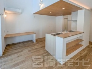 <p>カウンターデスクを設置することでお子様のリビング学習やご家族の作業スペースとして活用できます。<br />
カウンターデスク上は吹き抜けになっており広々とした印象に！</p>
