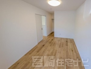 <p>シンプルカフェスタイルの洋室はどんなテイストのインテリアとも相性がよく、年代問わず飽きのこないデザインです。</p>
