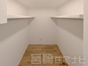 <p>【ウォークインクローゼット】奥行きがあるスペースなので収納するものの幅を気にすることがありません。スーツケースやゴルフバックなど大きいものも収納することができます。お好みでボックスや吊り棚も設置できるので自分好みの収納スペースが作れるのも魅力的です。</p>
