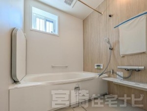 <p>【浴室】保温機能付きの浴槽は、お湯が冷めにくく、光熱費の節約にもつながります。また、浴室乾燥機が付いており、梅雨の時期や花粉の季節にも大活躍。毎日の暮らしに嬉しい、快適さと経済性を備えた設備です。</p>
