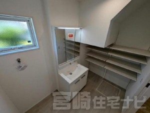 <p>和室は建具で仕切って客間としても活用可能。<br />
室内物干し付きで雨の日はランドリールームに変身♪収納スペース付きでスッキリ収納♪</p>
