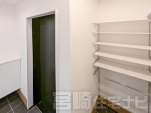 <p>【シューズクローク】収納力に優れたシューズクロークは玄関に広がりを持たせます。ベビーカーやお子様の自転車など収納不足を解消するストレスフリーな生活を感じてください。</p>
