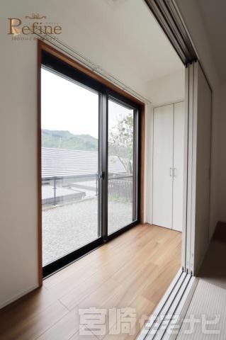 <p>陽だまりの広縁は、季節の移ろいを感じられる癒しの空間。腰かけて読書を楽しんだり、植物を飾ったりと、ゆったりとした時間が流れます。日常にほんの少しの贅沢を与えてくれる、心地よいスペースです。</p>
