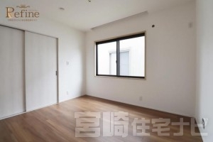 <p>【1階寝室】1階に設けられた寝室は、将来的に2階への移動が難しくなった際にも安心して使える、ライフスタイルに寄り添う一室です。水まわりへのアクセスも良く、生活動線もスムーズです。</p>
