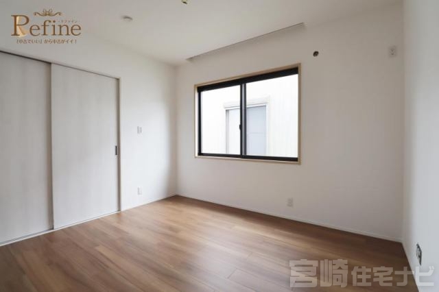 <p>【1階寝室】1階に設けられた寝室は、将来的に2階への移動が難しくなった際にも安心して使える、ライフスタイルに寄り添う一室です。水まわりへのアクセスも良く、生活動線もスムーズです。</p>
