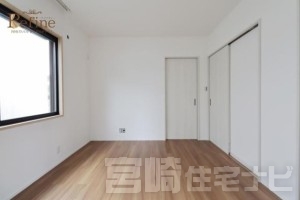 <p>【1階寝室】1階寝室は生活動線がコンパクトで、階段を使わずに暮らせる便利な間取り。さらに隣接する納戸は、季節物や日用品のストック、掃除道具などをすっきり収納でき、日々の暮らしをサポートしてくれます。機能性に優れた頼れるプライベート空間です。</p>
