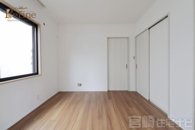 <p>【1階寝室】1階寝室は生活動線がコンパクトで、階段を使わずに暮らせる便利な間取り。さらに隣接する納戸は、季節物や日用品のストック、掃除道具などをすっきり収納でき、日々の暮らしをサポートしてくれます。機能性に優れた頼れるプライベート空間です。</p>
