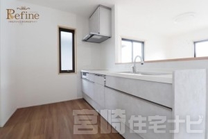 <p>【キッチン（人造大理石の天板）】キッチンは人造大理石の天板を使用。人造大理石は汚れが付きにくく、水垢も目立ちにくいので、お掃除は比較的に楽で水まわり設備に適した素材です。</p>
