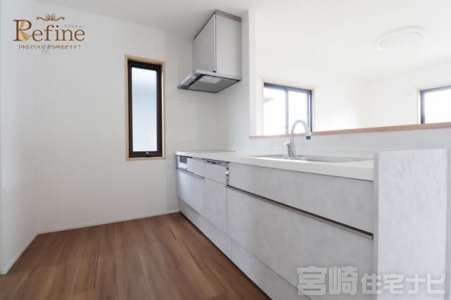 <p>【キッチン（人造大理石の天板）】キッチンは人造大理石の天板を使用。人造大理石は汚れが付きにくく、水垢も目立ちにくいので、お掃除は比較的に楽で水まわり設備に適した素材です。</p>
