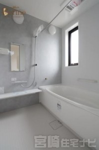 <p>【浴室】保温機能付きの浴槽は、お湯が冷めにくく、光熱費の節約にもつながります。また、浴室乾燥機が付いており、梅雨の時期や花粉の季節にも大活躍。毎日の暮らしに嬉しい、快適さと経済性を備えた設備です。</p>
