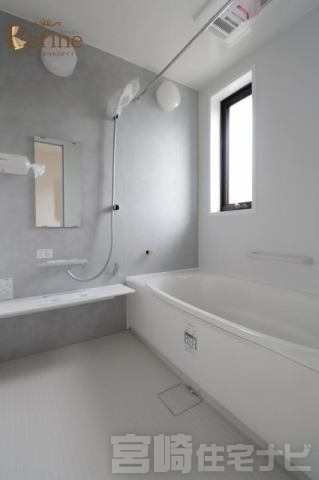 <p>【浴室】保温機能付きの浴槽は、お湯が冷めにくく、光熱費の節約にもつながります。また、浴室乾燥機が付いており、梅雨の時期や花粉の季節にも大活躍。毎日の暮らしに嬉しい、快適さと経済性を備えた設備です。</p>
