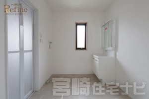 <p>【三面鏡化粧台】三面鏡の裏側は収納スペースとなっているため、洗面まわりの小物を収納するのにちょうど良く見た目もすっきりします。また、キレイアップ水栓仕様で蛇口が上部に設置されているため、水垢などの汚れがつきにくく、お手入れが簡単です。</p>
