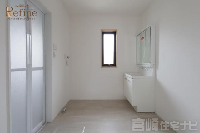 <p>【三面鏡化粧台】三面鏡の裏側は収納スペースとなっているため、洗面まわりの小物を収納するのにちょうど良く見た目もすっきりします。また、キレイアップ水栓仕様で蛇口が上部に設置されているため、水垢などの汚れがつきにくく、お手入れが簡単です。</p>
