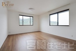 <p>【2階南西側洋室】2階南側に位置する洋室は、陽当たりが良く、日中は照明いらずの明るい空間。広さもゆとりがあり、主寝室や子ども部屋としてもゆったり使える快適な一室です。</p>
