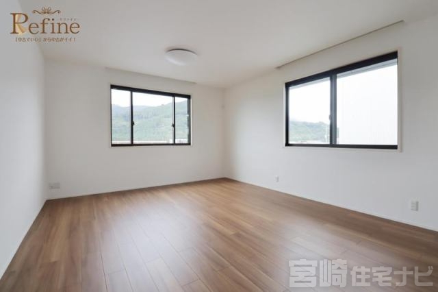 <p>【2階南西側洋室】2階南側に位置する洋室は、陽当たりが良く、日中は照明いらずの明るい空間。広さもゆとりがあり、主寝室や子ども部屋としてもゆったり使える快適な一室です。</p>
