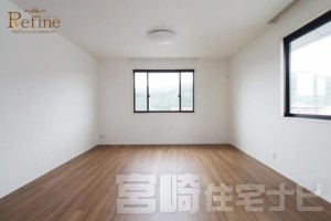 <p>【2階南西側洋室】ウォークインクローゼットに隣接しており、衣類や荷物をしっかり収納。お部屋をすっきりと保てるのも嬉しいポイントです。居住スペースを最大限に活かせます。</p>
