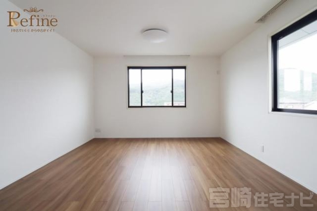 <p>【2階南西側洋室】ウォークインクローゼットに隣接しており、衣類や荷物をしっかり収納。お部屋をすっきりと保てるのも嬉しいポイントです。居住スペースを最大限に活かせます。</p>
