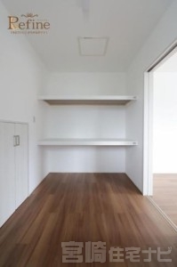 <p>洋室に隣接したウォークインクローゼットと小屋裏収納を完備。使いやすい棚付きの収納スペースは、物の出し入れがしやすく、日常の整理整頓をしっかりサポート。見せたくないものをしっかり隠せて、暮らしにゆとりが生まれます。</p>
