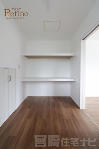 <p>洋室に隣接したウォークインクローゼットと小屋裏収納を完備。使いやすい棚付きの収納スペースは、物の出し入れがしやすく、日常の整理整頓をしっかりサポート。見せたくないものをしっかり隠せて、暮らしにゆとりが生まれます。</p>
