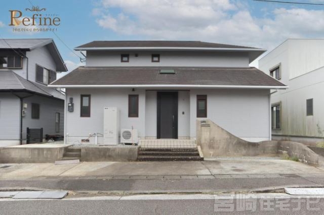 <p>宮崎学園都市「学園木花台」の高台に建つ、開放感と収納力を兼ね備えた4SLDK。<br />
各所に充実した収納を備え、空間を広く使える暮らしやすい間取りが魅力です。窓から望む緑の風景が、日々の生活に癒しを届けてくれます。</p>
