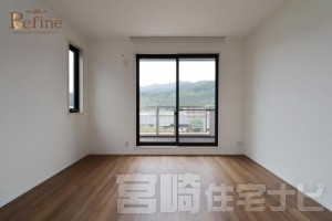 <p>【2階寝室】南向きのバルコニーに面した2階寝室は、日当たり・風通しともに良好で、朝の光に包まれる心地よい目覚めを迎えられる一室。主寝室にぴったりの、ゆったりとくつろげる空間です。</p>
