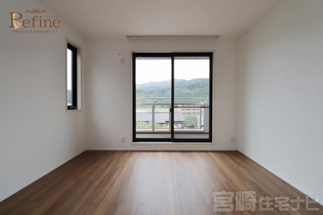 <p>【2階寝室】南向きのバルコニーに面した2階寝室は、日当たり・風通しともに良好で、朝の光に包まれる心地よい目覚めを迎えられる一室。主寝室にぴったりの、ゆったりとくつろげる空間です。</p>
