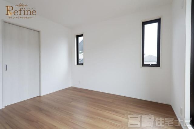 <p>【2階寝室】ウォークインクローゼットに近く、衣類や身の回りのものをすっきり収納。生活感を抑えながらすっきりとした空間を保てます。</p>
