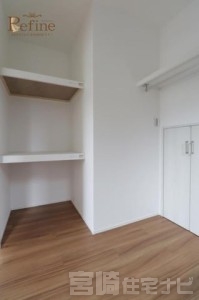 <p>ウォークインクローゼットに加え、小屋裏収納も完備。衣類やバッグはもちろん、季節の家電や思い出の品までたっぷりと収納でき、空間をすっきりと保てます。</p>
