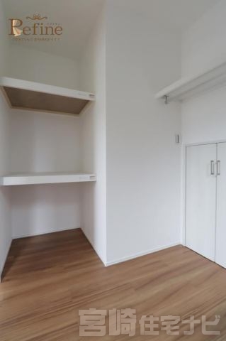 <p>ウォークインクローゼットに加え、小屋裏収納も完備。衣類やバッグはもちろん、季節の家電や思い出の品までたっぷりと収納でき、空間をすっきりと保てます。</p>
