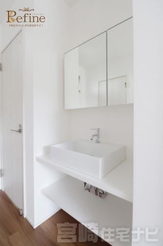 <p>【2階トイレ】忙しい朝でも、2階に洗面台があることで身支度のタイミングが分散でき、家族間での混雑を防げます。朝の準備がスムーズになり暮らしにゆとりが生まれます。</p>
