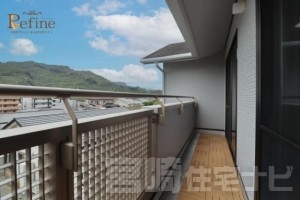 <p>高台に位置するベランダからは、山々の緑と空が広がる、開放感たっぷりの眺望が楽しめます。晴れた日は思わず深呼吸したくなるような、気持ちの良い空間です。</p>
