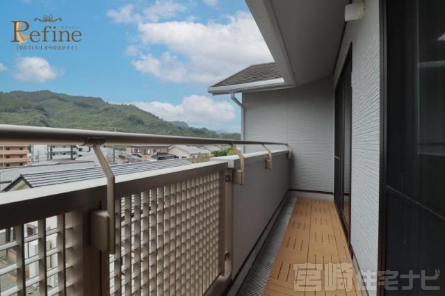 <p>高台に位置するベランダからは、山々の緑と空が広がる、開放感たっぷりの眺望が楽しめます。晴れた日は思わず深呼吸したくなるような、気持ちの良い空間です。</p>
