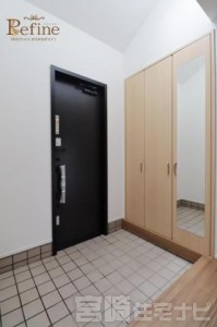 <p>土間スペースが広く、ベビーカーやゴルフバッグなどの一時置きにも便利。また、たっぷり収納できるシューズボックスを完備。鏡付きで、お出かけ前の身だしなみチェックにも便利です。</p>
