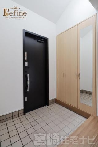 <p>土間スペースが広く、ベビーカーやゴルフバッグなどの一時置きにも便利。また、たっぷり収納できるシューズボックスを完備。鏡付きで、お出かけ前の身だしなみチェックにも便利です。</p>
