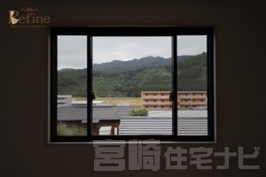 <p>窓の向こうに広がるのは、まるで一枚の絵画のような山並みの風景。高台ならではの特等席から、季節のうつろいを感じることができます。ここにしかない&ldquo;心の余白&rdquo;が、暮らしにそっと寄り添ってくれます。</p>

