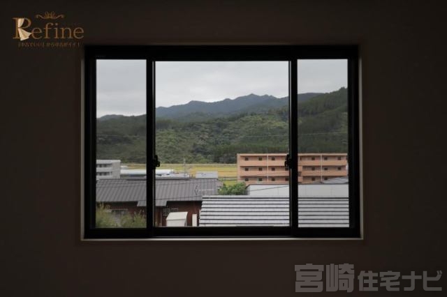 <p>窓の向こうに広がるのは、まるで一枚の絵画のような山並みの風景。高台ならではの特等席から、季節のうつろいを感じることができます。ここにしかない&ldquo;心の余白&rdquo;が、暮らしにそっと寄り添ってくれます。</p>
