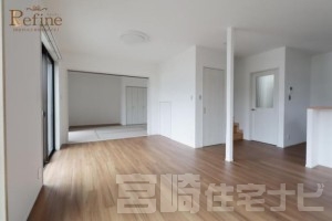 <p>ご家族の集まるLDKは明るく広々した空間に。キッチンは対面式を採用。ご家族の様子を見ながらお料理ができます。</p>
