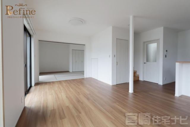 <p>ご家族の集まるLDKは明るく広々した空間に。キッチンは対面式を採用。ご家族の様子を見ながらお料理ができます。</p>
