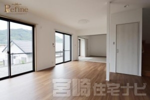 <p>ご家族で食事をしながら団欒することが多いダイニングは、明るく開放感があり会話が弾む心地よい空間が魅力です。また、キッチンとの動線もスムーズなのでお料理の配膳や片付けも楽々です。</p>
