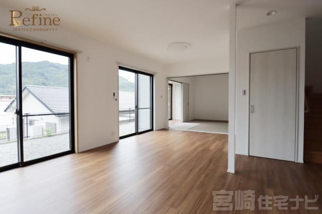 <p>ご家族で食事をしながら団欒することが多いダイニングは、明るく開放感があり会話が弾む心地よい空間が魅力です。また、キッチンとの動線もスムーズなのでお料理の配膳や片付けも楽々です。</p>
