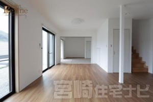 <p>南側には掃き出し窓が2つあり、日当たりは◎。高台に位置しているため、開放感もひとしおで、心地よい風が通り抜けます。明るく広々としたリビング空間は、ご家族のくつろぎの場として最適です。</p>
