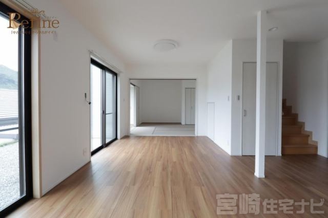 <p>南側には掃き出し窓が2つあり、日当たりは◎。高台に位置しているため、開放感もひとしおで、心地よい風が通り抜けます。明るく広々としたリビング空間は、ご家族のくつろぎの場として最適です。</p>
