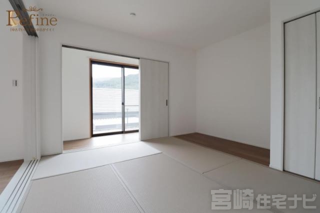 <p>和室は広縁とつながっており、外の景色を眺めながらゆったりと過ごせる癒しの空間です。家族のくつろぎや来客スペースにもおすすめです。</p>
