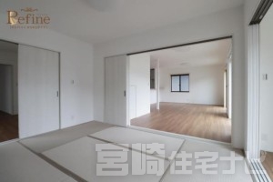 <p>落ち着いた雰囲気の和室は、客間やお昼寝スペース、お子さまの遊び場など多目的に使える便利な一室です。リビングと続き間になっているので、戸を開ければ空間がつながり、より広々とお使いいただけます。</p>
