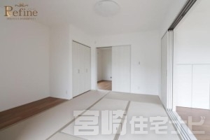 <p>床の間付きの本格和室。格式ある和の趣が感じられる空間は、ご親族の集まりや季節行事にも対応でき、心落ち着くひとときを演出します。</p>
